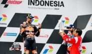 Presiden Jokowi serahkan tofi Grand Prix Indonesia