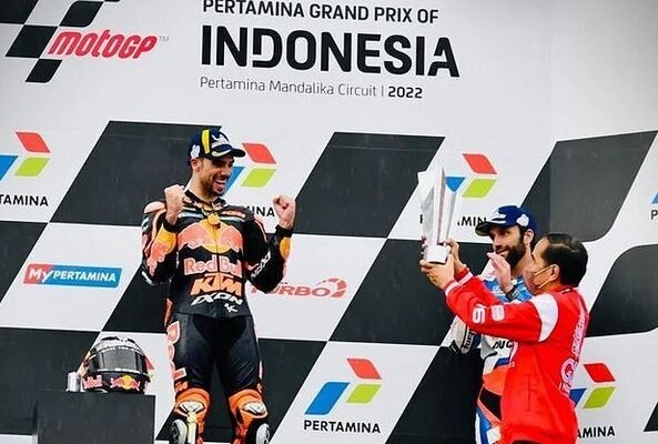 Presiden Jokowi serahkan tofi Grand Prix Indonesia