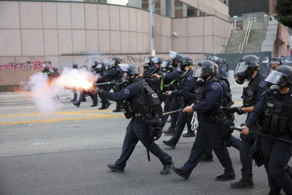Demonstrasi di Los Angeles Berakhir Ricuh Akibat Respons Aparat