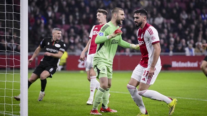 Aksi Maarten Paes di debut bersama Ajax. (Foto: ANP via Getty Images/ANP)