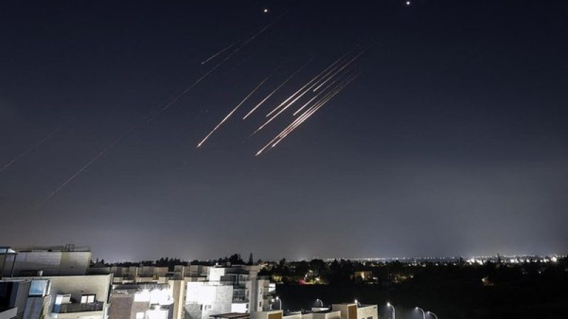 langit-tubas-terbelah-rudal-iran-melesat-serang-israel-1749950636801_169